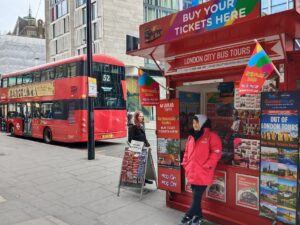 red Hopin hop off-bus-london-europe-tour-package