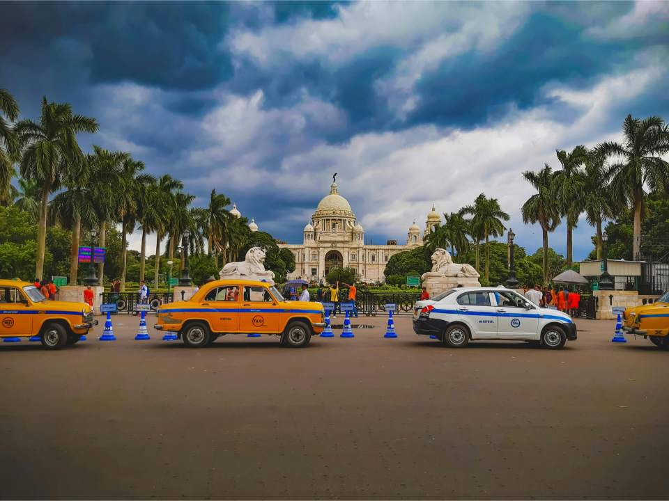 Taxi in from of Victoria Memorial, Kolkata city tour