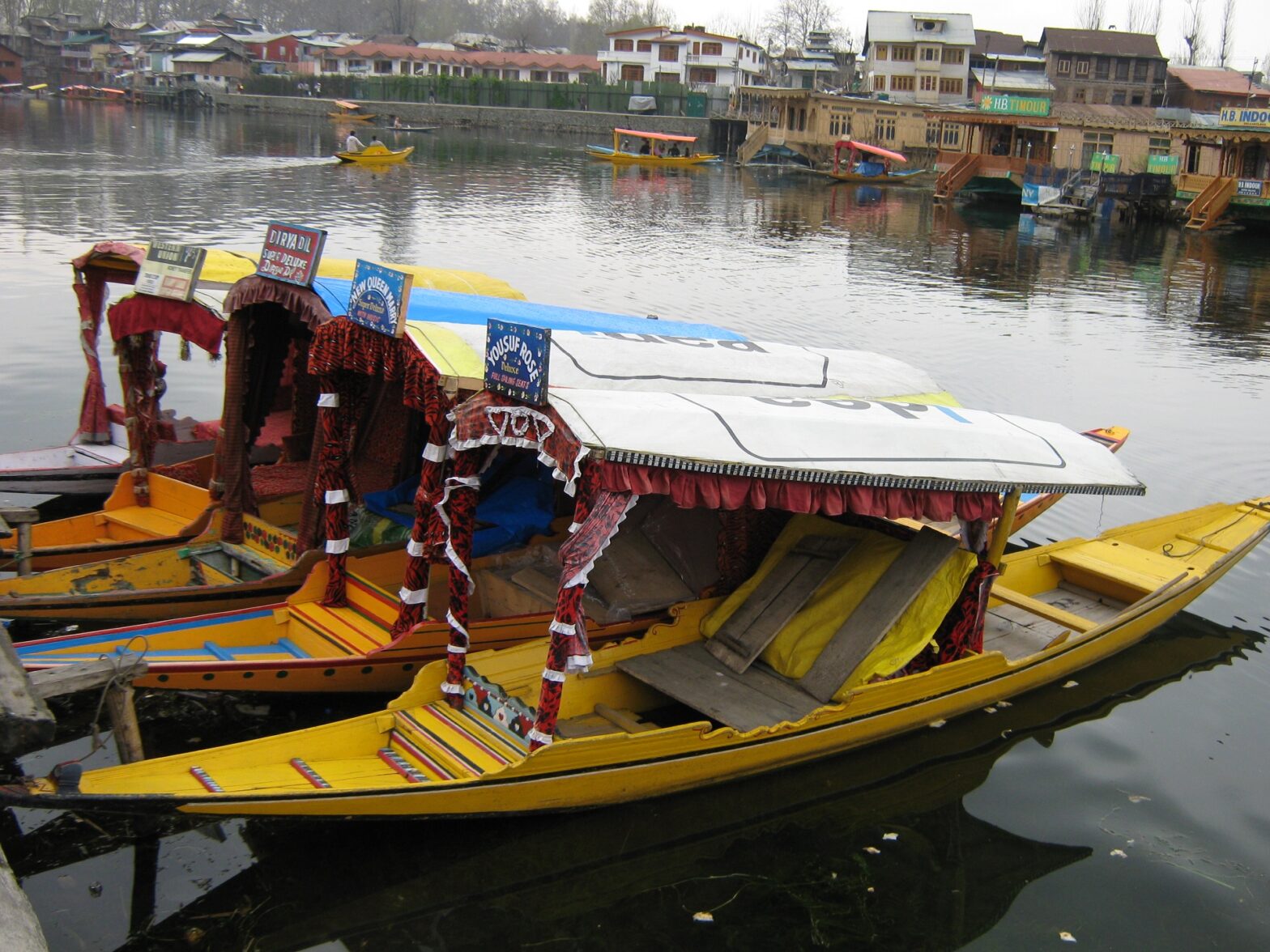 sikara ride waiting at kashmir