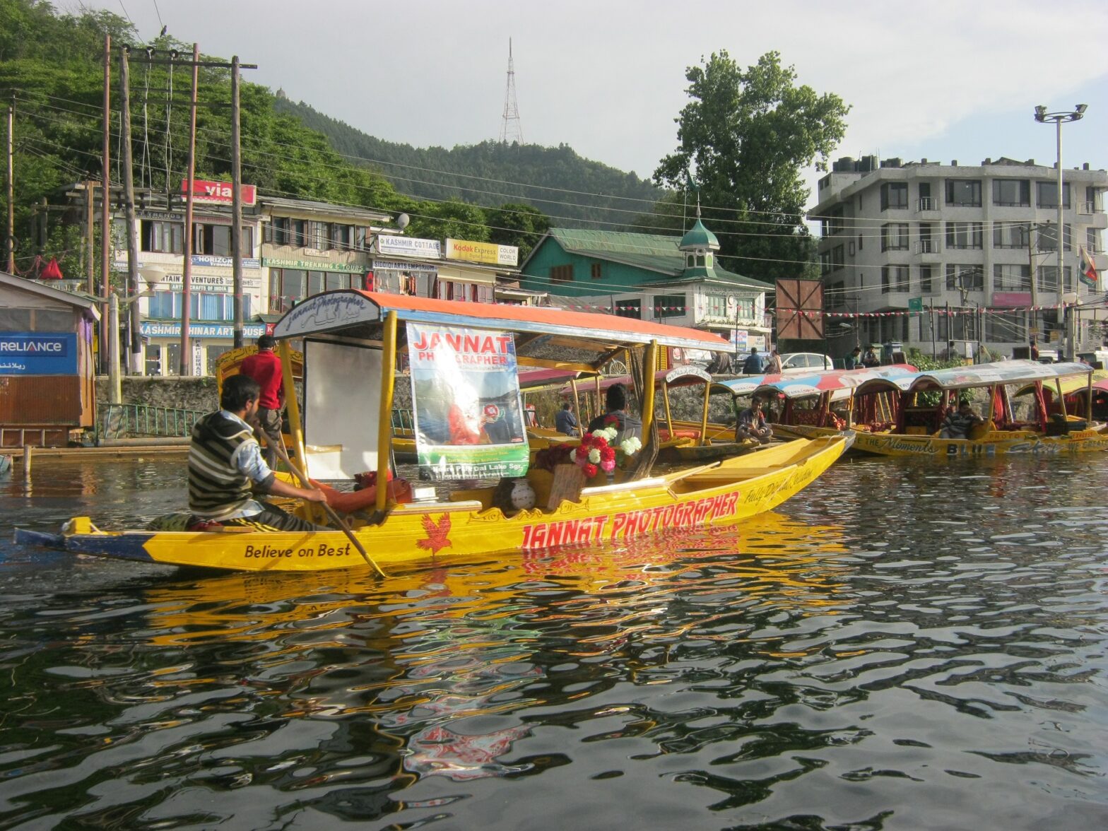 srinagar dal lake sikara kashmir